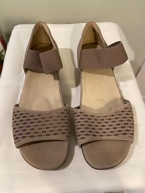 Earth Brand Taupe "Alder Amora" Peep Toe Sandals, Size 9.5M